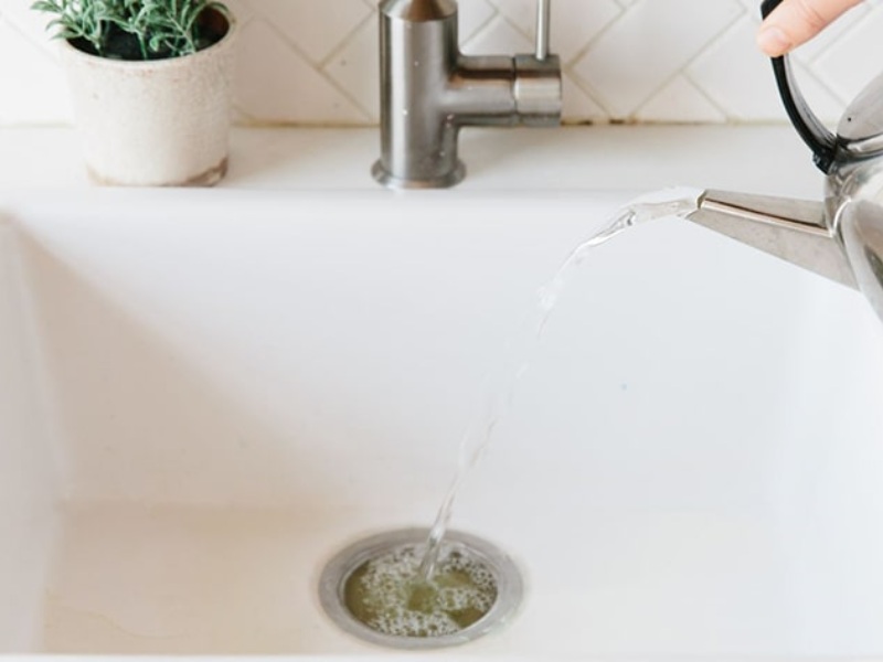 đổ nước sôi vào bồn rửa mặt thông tắc