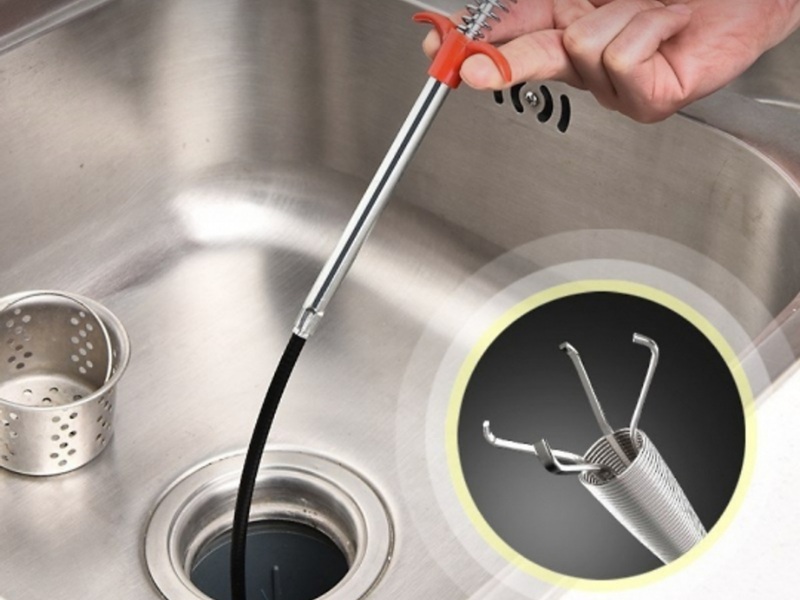 cách dùng ống thép thông tắc lavabo